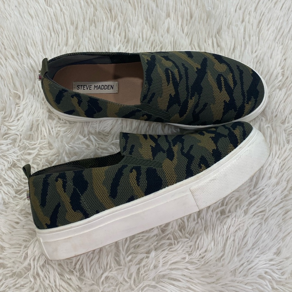 STEVE MADDEN CAMO PLATFORM SNEAKERS